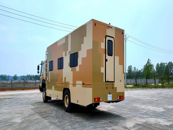 重汽豪沃四驅12人宿營車