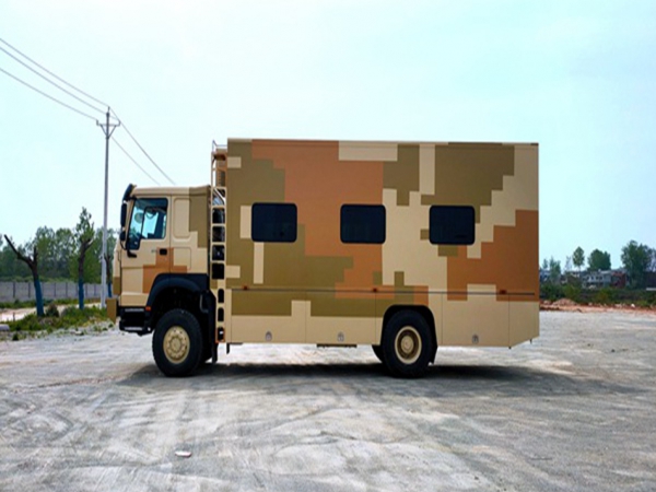 重汽豪沃四驅12人宿營車